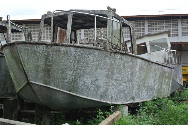 โครงเรือสำราญ เป็นอลูมิเนียม มีสามลำที่ยังไม่ทาสีสามลำ ลำละ 250,000 บาท