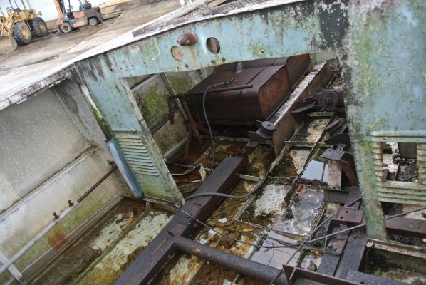 โครงเรือสำราญ เป็นอลูมิเนียม มีสามลำที่ยังไม่ทาสีสามลำ ลำละ 250,000 บาท