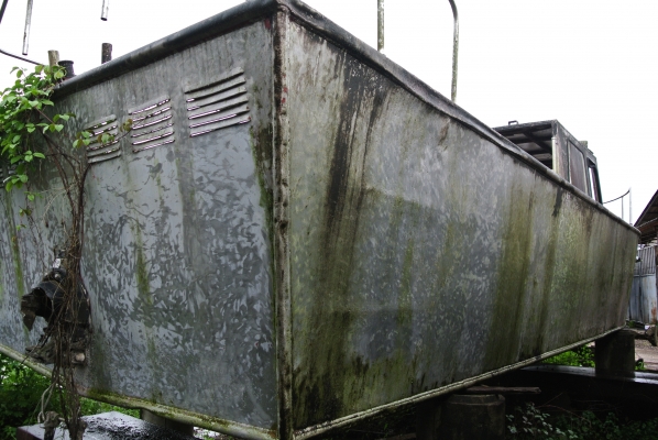 โครงเรือสำราญ เป็นอลูมิเนียม มีสามลำที่ยังไม่ทาสีสามลำ ลำละ 250,000 บาท