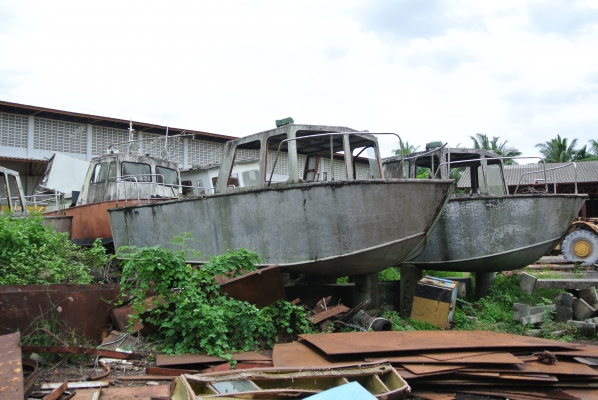 โครงเรือสำราญ เป็นอลูมิเนียม มีสามลำที่ยังไม่ทาสีสามลำ ลำละ 250,000 บาท