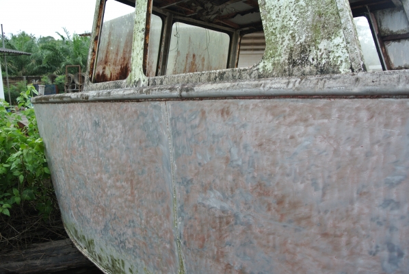 โครงเรือสำราญ เป็นอลูมิเนียม มีสามลำที่ยังไม่ทาสีสามลำ ลำละ 250,000 บาท