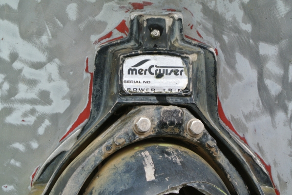 โครงเรือสำราญ เป็นอลูมิเนียม มีสามลำที่ยังไม่ทาสีสามลำ ลำละ 250,000 บาท