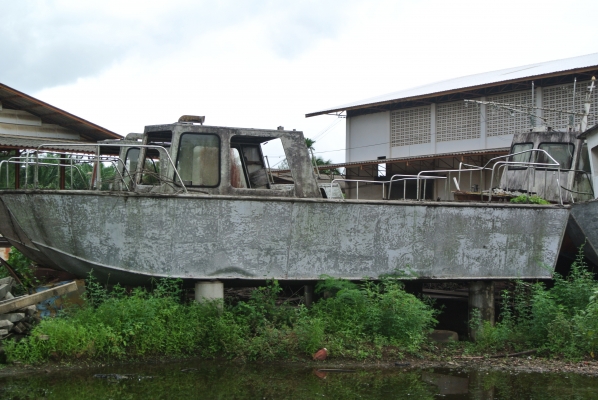 โครงเรือสำราญ เป็นอลูมิเนียม มีสามลำที่ยังไม่ทาสีสามลำ ลำละ 250,000 บาท