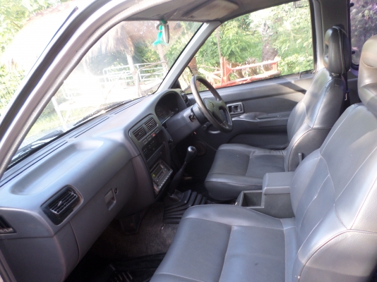 ขายกระบะนิสสันบิ๊กเอ็มฝาแดงจอโค้งสีบอร์นเงิน ปลายปี38/1995 เครื่องแน่นสภาพพร้อมใช้งานสีเก็บมาใหม่สวยไร้ตำหนิบางๆไม่มีผุครัชชีสวยๆ ภาษีเต็ม+ทะเบียน+พร้อมชุดโอนครับ มาลองขับดูก่อนครับรถคันนี้ซื้อไปไม่ต้องทำไรเพิ่มพร้อมใช้งานครับแอร์เย็นจัด+เทปชีดี+แม๊กไลเนอ