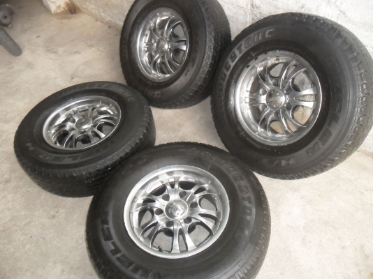 ล้อแม็ก 15นิ้ว 6รู พร้อมยาง 255/70R15 สวยๆ 4 ล้อ ราคา 4800 บาท