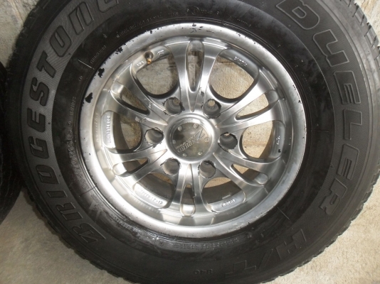 ล้อแม็ก 15นิ้ว 6รู พร้อมยาง 255/70R15 สวยๆ 4 ล้อ ราคา 4800 บาท