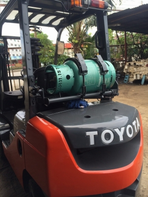 ขายฟอล์คลิฟท์ Toyota รุ่น 8FG-25 เบ็นซิน+แก๊ส สภาพดี ราคาถูกๆครับ