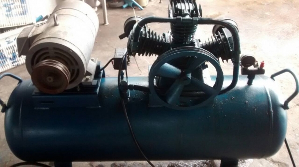 ขายปั๊มลมขนาด 2 แรงม้า มอเตอร์ Mitsubishi ไฟ 220v. สีเดิม ขายปั๊มลมขนาด 2 แรงม้า มอเตอร์ Mitsubishi ไฟ 220v. สีเดิม