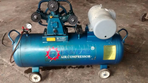 ขายปั๊มลมขนาด 2 แรงม้า มอเตอร์ Mitsubishi ไฟ 220v. สีเดิม