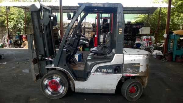 ฝากขายด่วนๆครับ รถยกนิสสันรุ่นใหม่ล่าสุด น้ำหนักยก 3 ตัน เสาสูง 3 เมตร เครื่องดีเซล เกียร์ออโต้