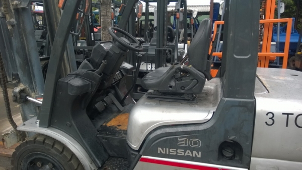 รถยกนิสสันรุ่นใหม่ล่าสุด น้ำหนักยก 3 ตัน เสาสูง 3 เมตร เครื่องดีเซล เกียร์ธรรมดา