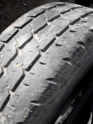 195R14 BRIDGESTONE LEO 677 มี 2 เส้น ( พึ่งถอด อาจเลอะไปหน่อย ) โทร.081-427-3941 195R14 BRIDGESTONE LEO 677 มี 2 เส้น ( พึ่งถอด อาจเลอะไปหน่อย ) โทร.081-427-3941