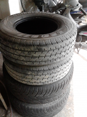 195R14   BRIDGESTONE LEO 677   มี 2 เส้น ( พึ่งถอด อาจเลอะไปหน่อย )  โทร.081-427-3941