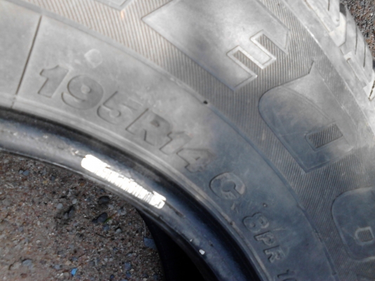 195R14 BRIDGESTONE LEO 677 มี 2 เส้น ( พึ่งถอด อาจเลอะไปหน่อย ) โทร.081-427-3941 195R14 BRIDGESTONE LEO 677 มี 2 เส้น ( พึ่งถอด อาจเลอะไปหน่อย ) โทร.081-427-3941