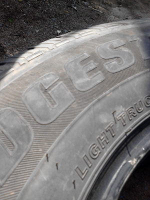 195R14 BRIDGESTONE LEO 677 มี 2 เส้น ( พึ่งถอด อาจเลอะไปหน่อย ) โทร.081-427-3941 195R14 BRIDGESTONE LEO 677 มี 2 เส้น ( พึ่งถอด อาจเลอะไปหน่อย ) โทร.081-427-3941