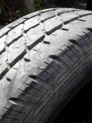 195R14 BRIDGESTONE LEO 677 มี 2 เส้น ( พึ่งถอด อาจเลอะไปหน่อย ) โทร.081-427-3941 195R14 BRIDGESTONE LEO 677 มี 2 เส้น ( พึ่งถอด อาจเลอะไปหน่อย ) โทร.081-427-3941