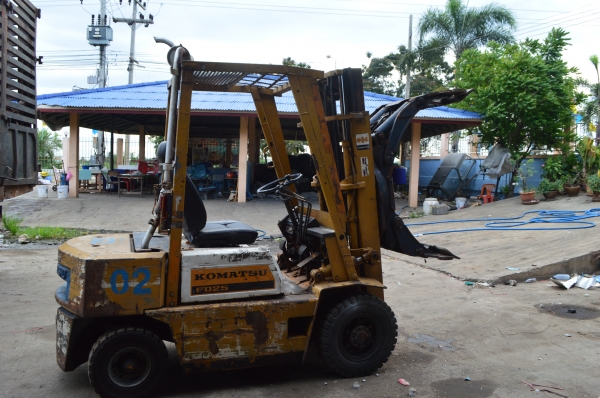 ขายรถยกโคมัสสึ 2.5 ตัน เครื่อง C 240  หนีบหมุนรอบ