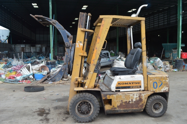 ขายรถยกโคมัสสึ 2.5 ตัน เครื่อง C 240  หนีบหมุนรอบ