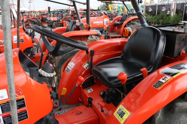 KUBOTA L3608 ชั่วโมงน้อยคุณภาพเยี่ยม พร้อมใบมีดติดตัวรถ ผานตราช้างมือสองเอาไปเลย 1 ชิ้น KUBOTA L3608 ชั่วโมงน้อยคุณภาพเยี่ยม พร้อมใบมีดติดตัวรถ ผานตราช้างมือสองเอาไปเลย 1 ชิ้น