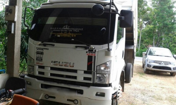 รถอีซูซุ 6 ล้อดั้ม 210 แรงม้า. ปี 54  สนใจติดต่อ 081 - 6079515