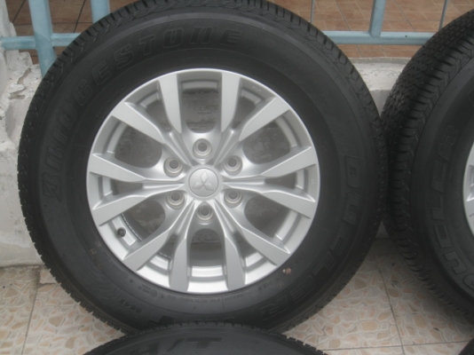 ขายล้อแม็กป้ายแดง Pajero sport 17"x7.5" et38 6รู139.7 พร้อมยาง ปี14สนใจติดต่อเล็กคลองสามครับ 081-3747940