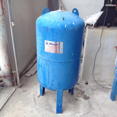 ถังแรงดันน้ำ Meyer ขนาด 200 ลิตร (สีฟ้า) และ ขนาด 300 ลิตร (สีเทา) มือสอง สภาพดีพร้อมใช้งาน