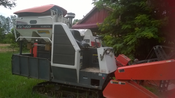 ขายรถเกี่ยวข้าว kubota dc60 พร้อมใช้งานครับ ขายรถเกี่ยวข้าว kubota dc60 พร้อมใช้งานครับ
