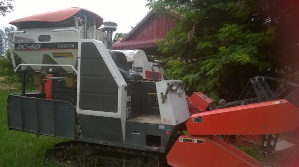 ขายรถเกี่ยวข้าว kubota dc60 พร้อมใช้งานครับ ขายรถเกี่ยวข้าว kubota dc60 พร้อมใช้งานครับ