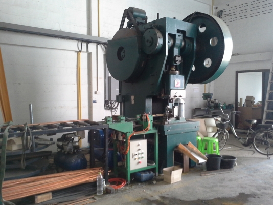 เครื่องปั๊มขนาด 100 ตัน ญี่ปุ่น YAMASHINA ใช้งานแค่ 6 เดือน สภาพเครื่องสวยมาก(ขอขอบคุณเฮียฮกโลหะกิจ จอมทองครับ)