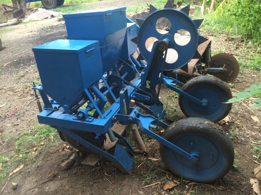 ขายเครื่องหยอดข้าวโพดแบบจานสภาพ90เปอเซ็นพร้อมใช้งาน