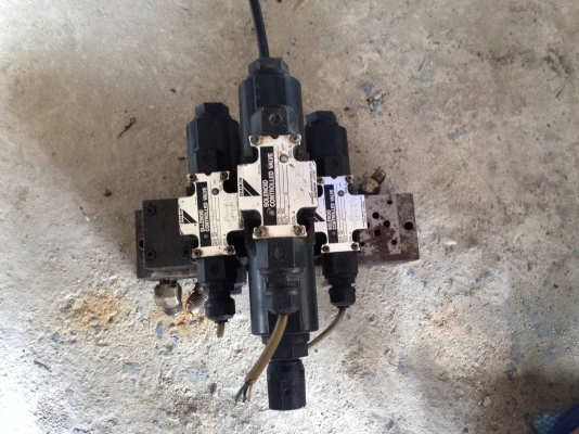 ขายวาล์วคอนโครล Daikin 24 VDC 3 ชุด พร้อมแท่น สภาพสวย พร้อมใช้งาน