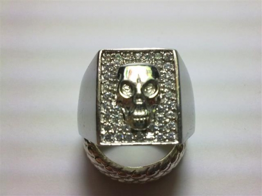 แหวนห้วกระโหลกเงินประดับด้วยเพชร cz