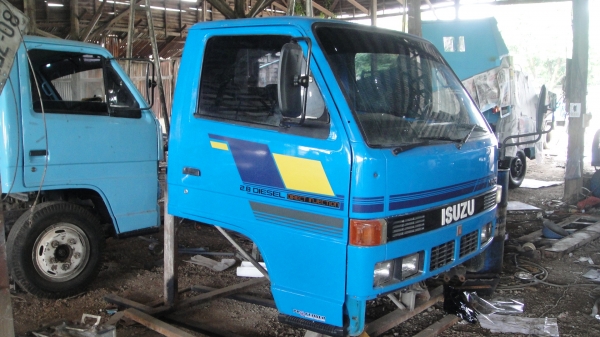 หัว ISUZU NKR ห้างแท้ สีใหม่สวย ของครบ หัว ISUZU NKR ห้างแท้ สีใหม่สวย ของครบ