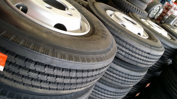 ยางรถบรรทุก Maxxis ขนาด 9.5R17.5 (UR275) เส้นละ 4,500 บาท