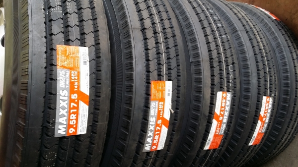 ยางรถบรรทุก Maxxis ขนาด 9.5R17.5 (UR275) เส้นละ 4,500 บาท