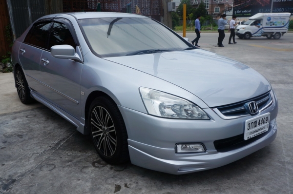 HONDA ACCORD ปี 2004 ขายรถสวย ชุดแต่งรอบคัน ARIBAG คู่ เบรค ABS ล้อ MAX แต่ง เบาะหนังปรับไฟฟ้า สปอรตไลท์ เครื่องวิ่งดีมาก ช่วงล่างแน่น แอร์เย็นๆ ภายในลายไม้สภาพสวย สีสวย รถพร้อมใช้งาน จัดไฟแนนได้
