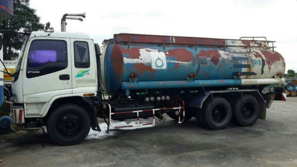 รถอีซูซุ 10 ล้อ บรรทุกน้ำมัน  200 แรงม้า. ปี 47  สนใจติดต่อ 081 - 6079515