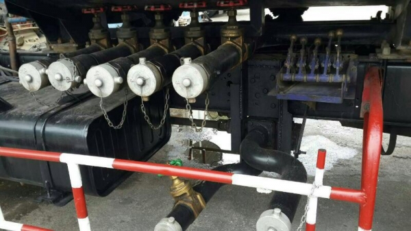 รถอีซูซุ 10 ล้อ บรรทุกน้ำมัน 200 แรงม้า. ปี 47 สนใจติดต่อ 081 - 6079515 รถอีซูซุ 10 ล้อ บรรทุกน้ำมัน 200 แรงม้า. ปี 47 สนใจติดต่อ 081 - 6079515