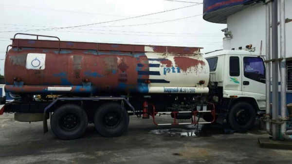 รถอีซูซุ 10 ล้อ บรรทุกน้ำมัน 200 แรงม้า. ปี 47 สนใจติดต่อ 081 - 6079515 รถอีซูซุ 10 ล้อ บรรทุกน้ำมัน 200 แรงม้า. ปี 47 สนใจติดต่อ 081 - 6079515