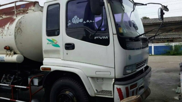 รถอีซูซุ 10 ล้อ บรรทุกน้ำมัน 200 แรงม้า. ปี 47 สนใจติดต่อ 081 - 6079515 รถอีซูซุ 10 ล้อ บรรทุกน้ำมัน 200 แรงม้า. ปี 47 สนใจติดต่อ 081 - 6079515