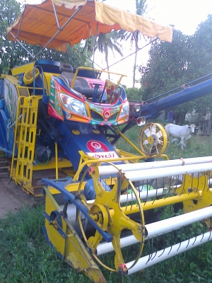 ขาย รถเกี่ยวข้าวเกษตรพัฒนา รุ่น เงินมี สภาพ ใหม่ๆ เกี่ยวข้าวได้ 2000 กว่าไร่ สดผ่อนได้ครับ เงิน ธกส.ก็ได้ครับ