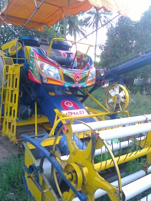 ขาย รถเกี่ยวข้าวเกษตรพัฒนา รุ่น เงินมี สภาพ ใหม่ๆ เกี่ยวข้าวได้ 2000 กว่าไร่ สดผ่อนได้ครับ เงิน ธกส.ก็ได้ครับ