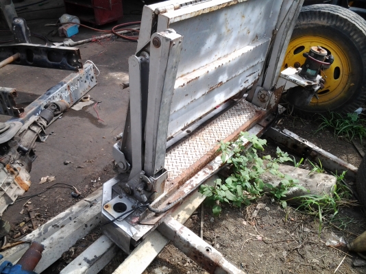 ขายลิฟท์ติดท้ายรถกระบะ สภาพพร้อมใช้งานขายถูกๆ 15000 ขาย