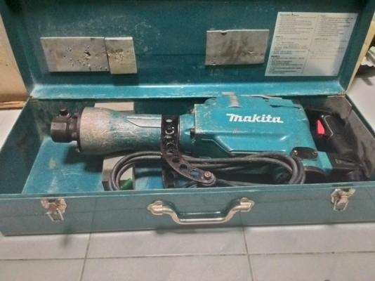 เครื่องสกัดคอนกรีตไฟฟ้า มากิต้า hm1306 สภาพพร้อมใช้งานครับ