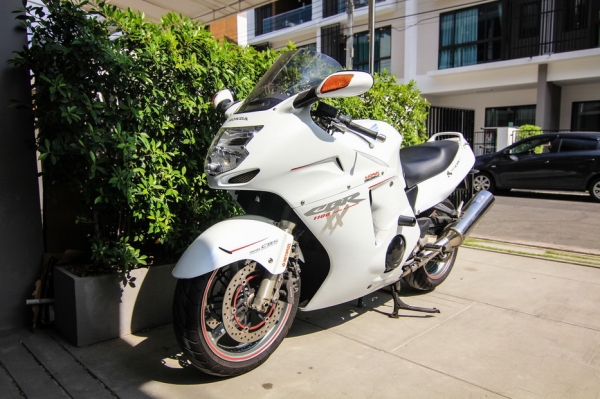 ขาย cbr1100xx Blackbird ปี 98 คาร์บู ทะเบียนแท้ โอนนอก ราคา 170,000 บาท ราคาคุยได้ครับ เลขทะเบียนสวยครับ