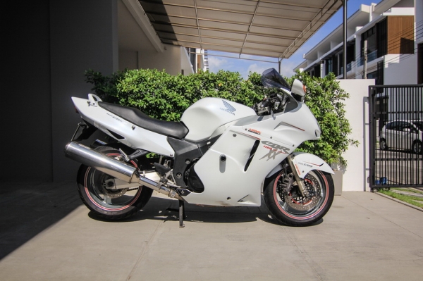 ขาย cbr1100xx Blackbird ปี 98 คาร์บู ทะเบียนแท้ โอนนอก ราคา 170,000 บาท ราคาคุยได้ครับ เลขทะเบียนสวยครับ