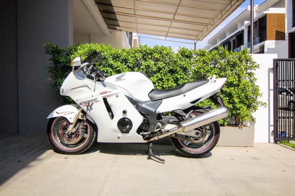 ขาย cbr1100xx Blackbird ปี 98 คาร์บู ทะเบียนแท้ โอนนอก ราคา 170,000 บาท ราคาคุยได้ครับ เลขทะเบียนสวยครับ