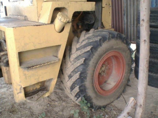 ***ขายแล้วครับขอบคุณ Truck2hand !!! ถูกๆ เร้าใจ สำหรับนักปั้น !!! ขายรถตักล้อยางเอวอ่อน ราคาเบาๆ KOMATSU PAY LOADER 507 เครื่องเดิมปั้มเดิม เครื่อง KOMATSU 4D94-2 50HP เครื่องดีแน่นดี ไม่เยิ้ม สตาร์ทติดง่าย ปั้มดีแรงดี เอวอ่อน บุ้งกี๋ประมาณ 1คิว สภาพพอได้