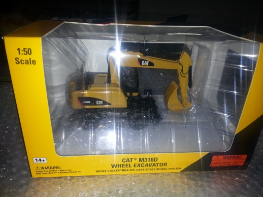 CATERPILLAR 316M สเกล1:50 ครับ รายละเอียดสวยครับ ขยับได้เหมือนจริงทุกส่วนครับ เหล็กทั่้งคันครับ สนใจติดต่อได้เลยครับ พร้อมส่งครับ