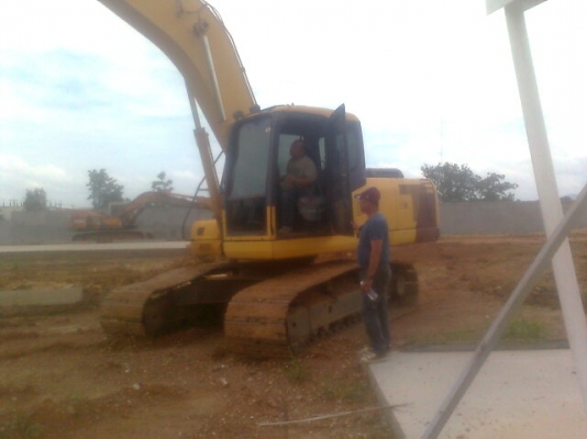 ขาย KOMATSU PC200-7 สภาพสวยพร้อมใช้ ราคาต่อรองได้ ติดต่อได้ที่คุณ อ๊อฟ พิจิตร 086-737-9991